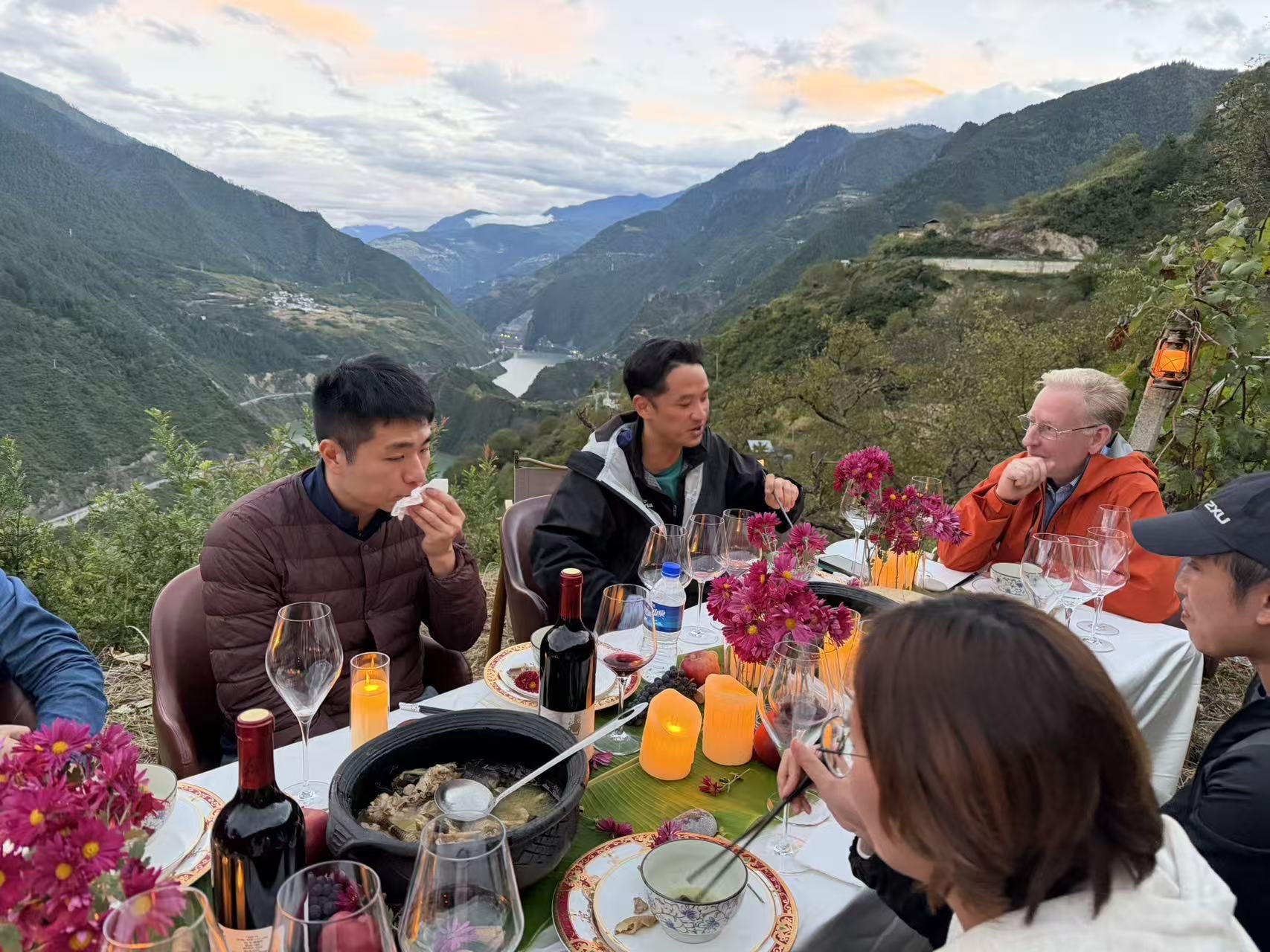 Hillside tasting of 水乳大地 above the valley