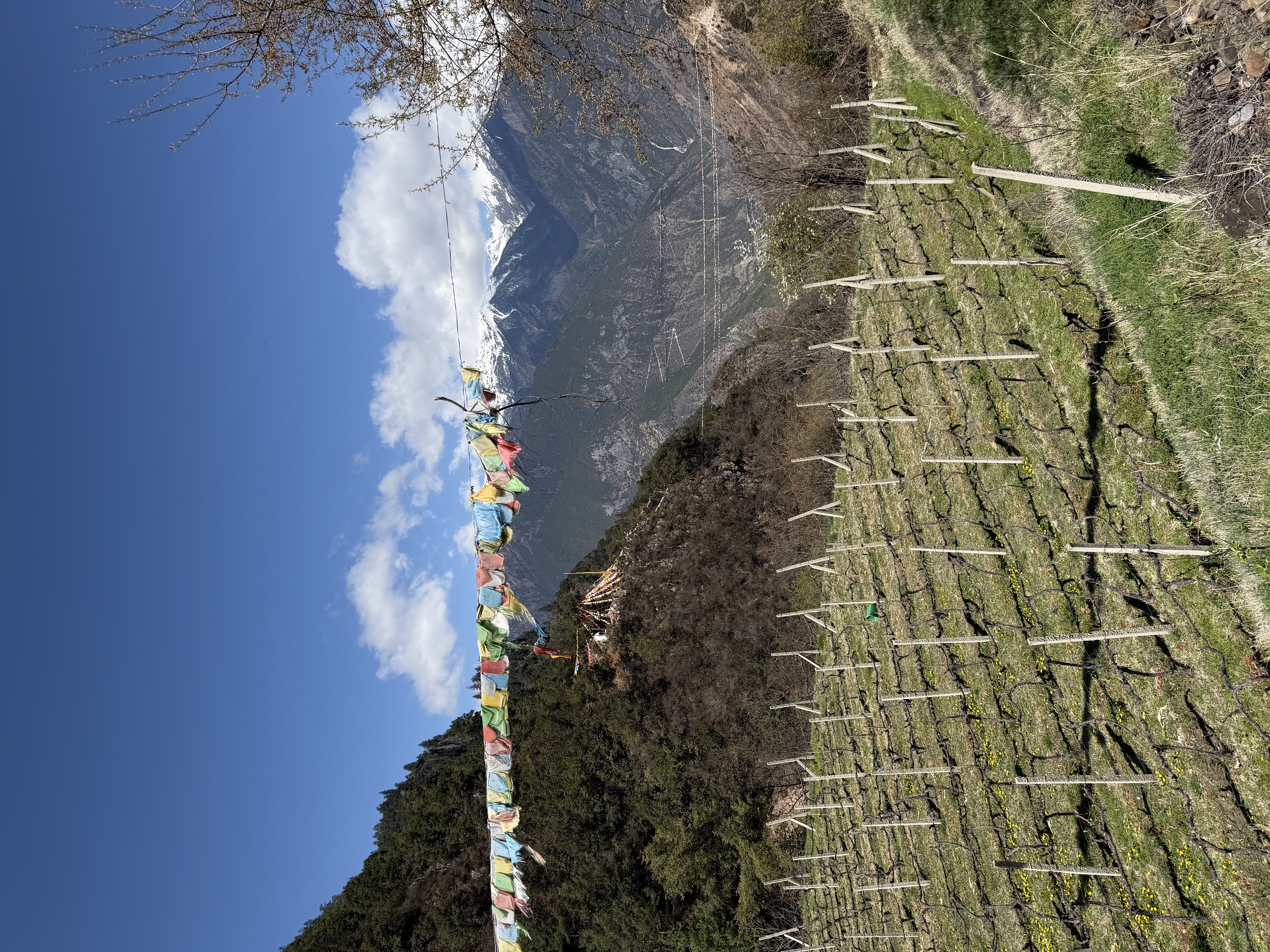 藏族經幡，梅里雪山葡萄園木樁，遠處卡瓦格博峰在雲中