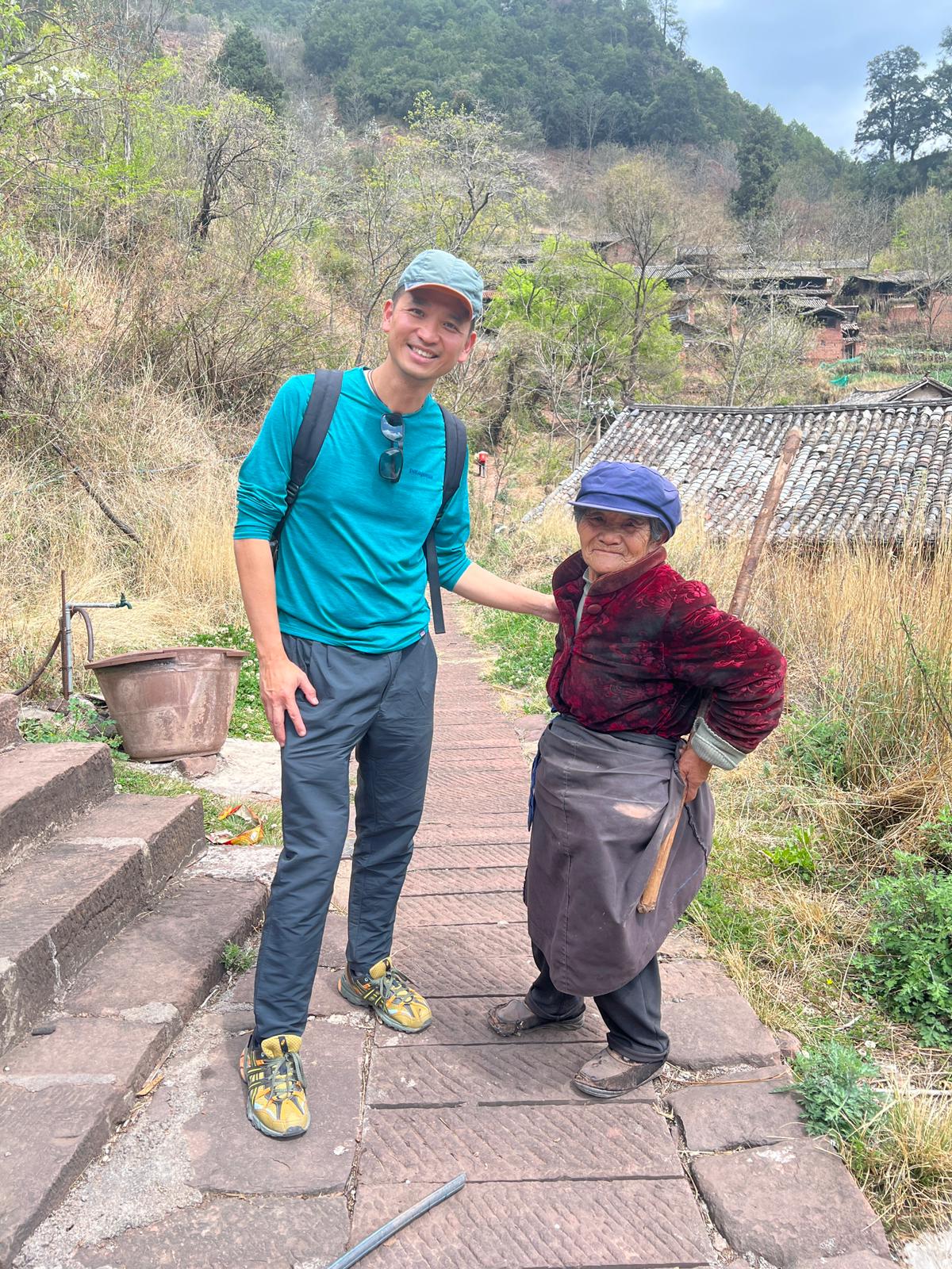 年輕男子與白族祖母在石板村巷