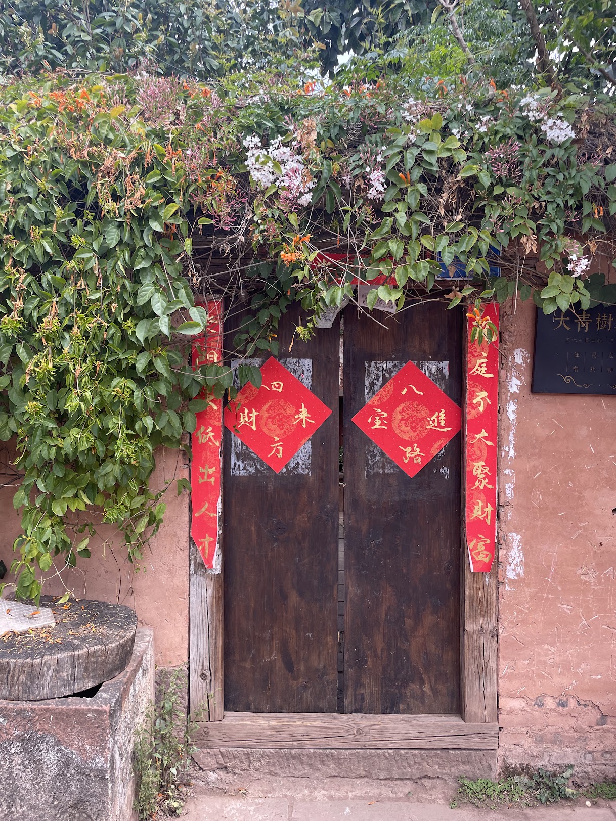 紅色對聯的傳統木門 — 諾鄧老宅