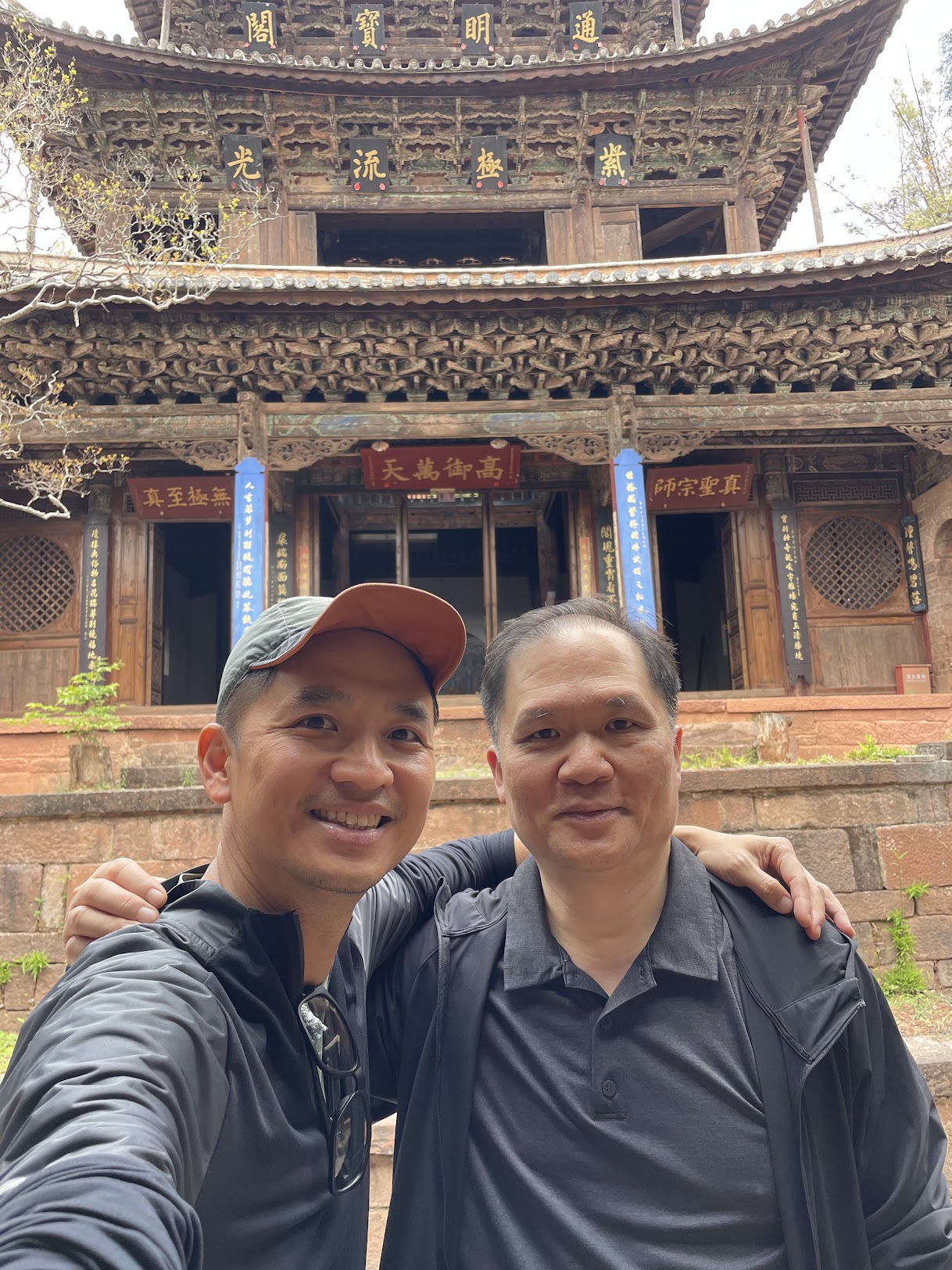 與古廟中的本地長者合影