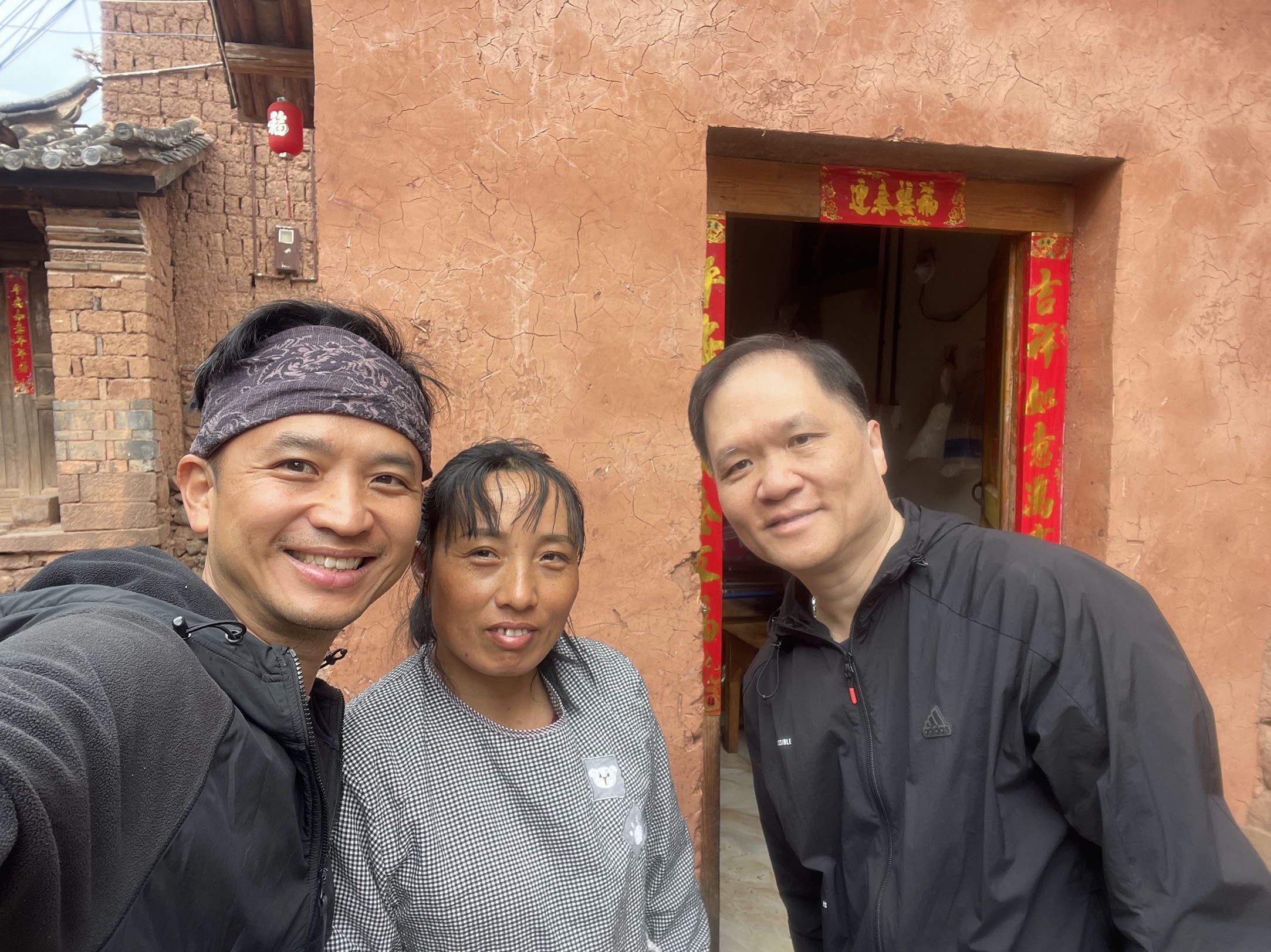 與諾鄧工匠家族合影 — 傳統紅泥牆前