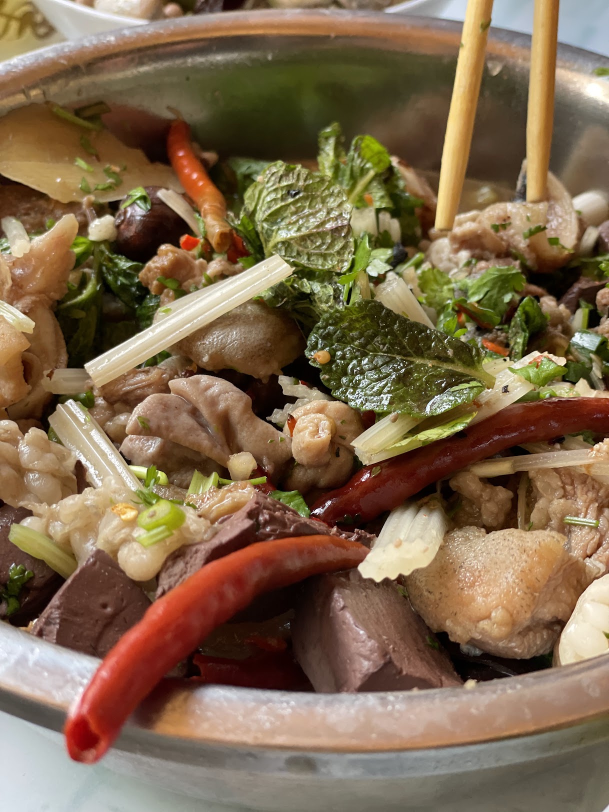 白族鐵鍋炒雞 — 薄荷辣椒花椒