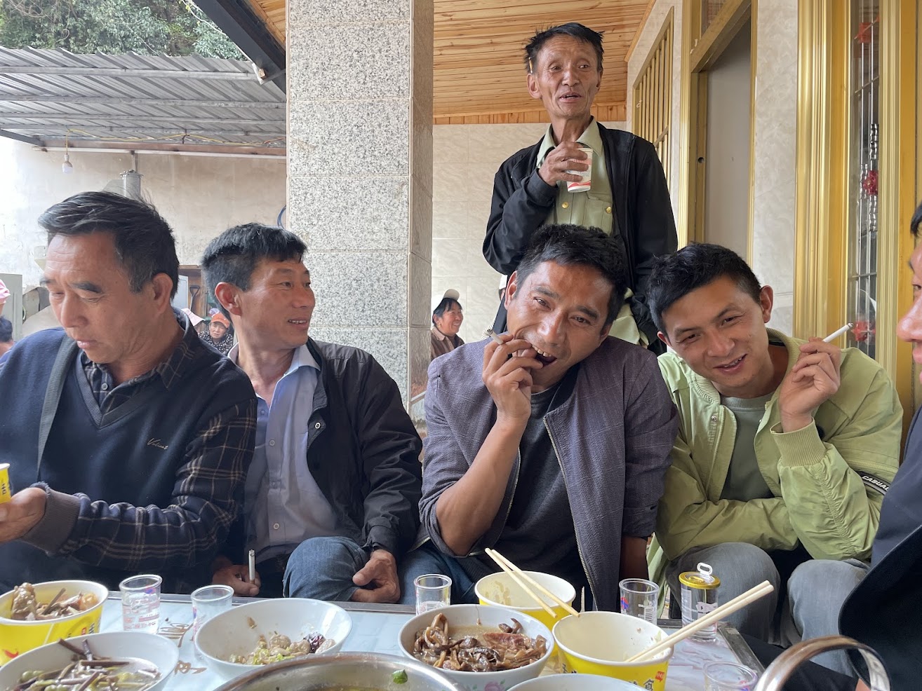 白族男性圍坐共餐討論