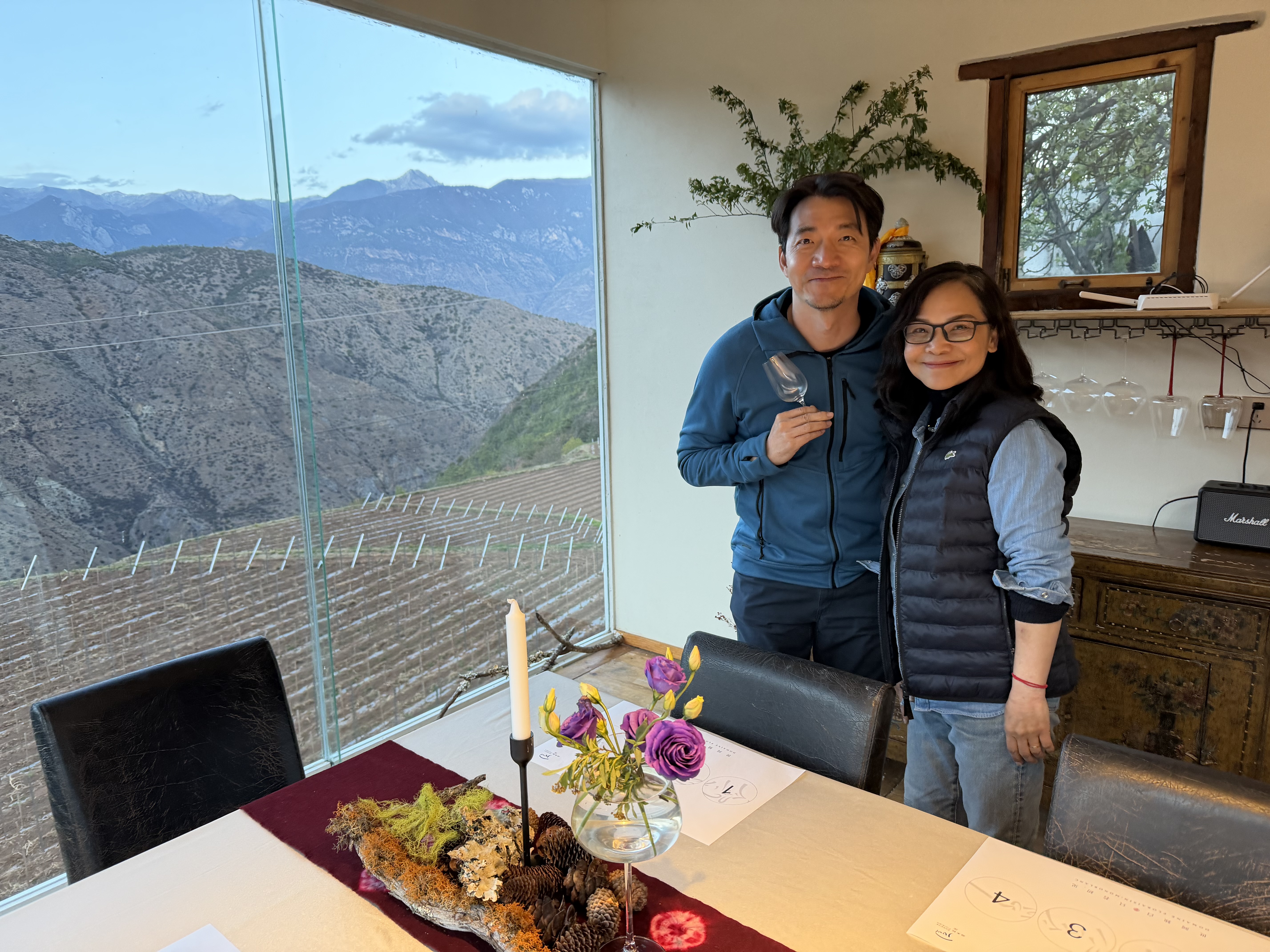 Hwan和Lily在朵木品酒室——身後是壯觀的山谷窗景