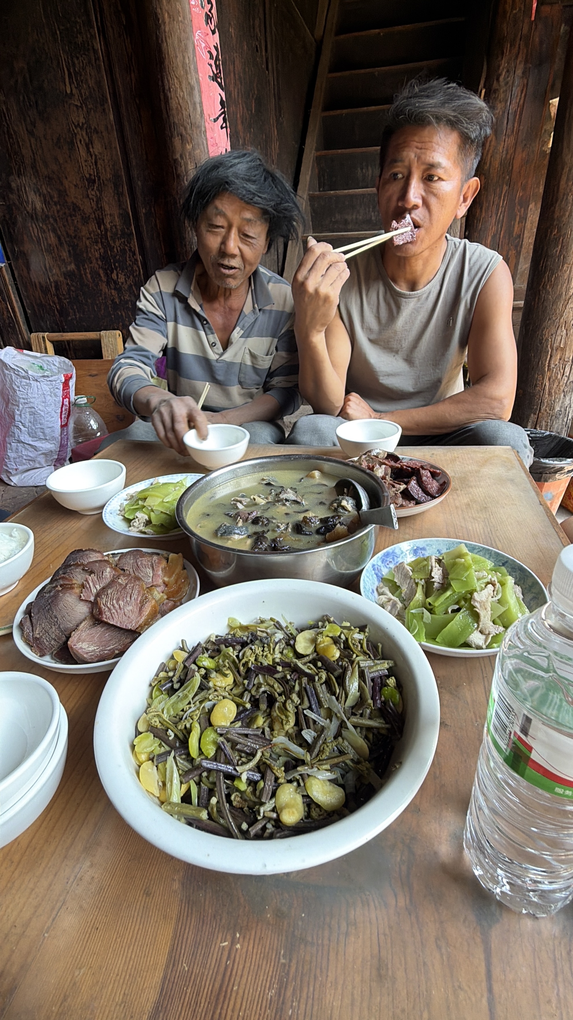 兩位農場工人吃野菜火鍋