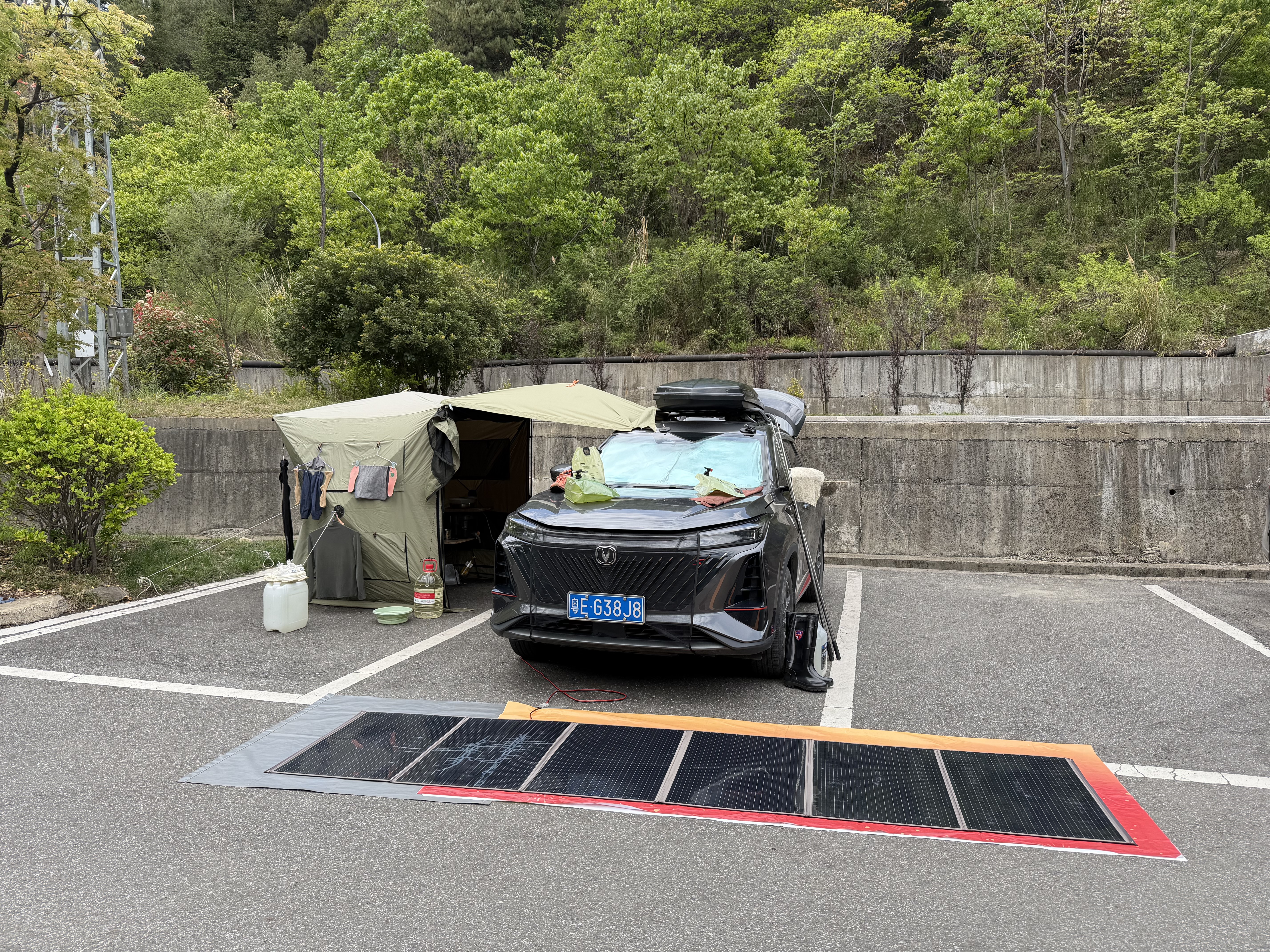 G219廣東夫婦的黑色SUV——太陽能板鋪在停車場地上