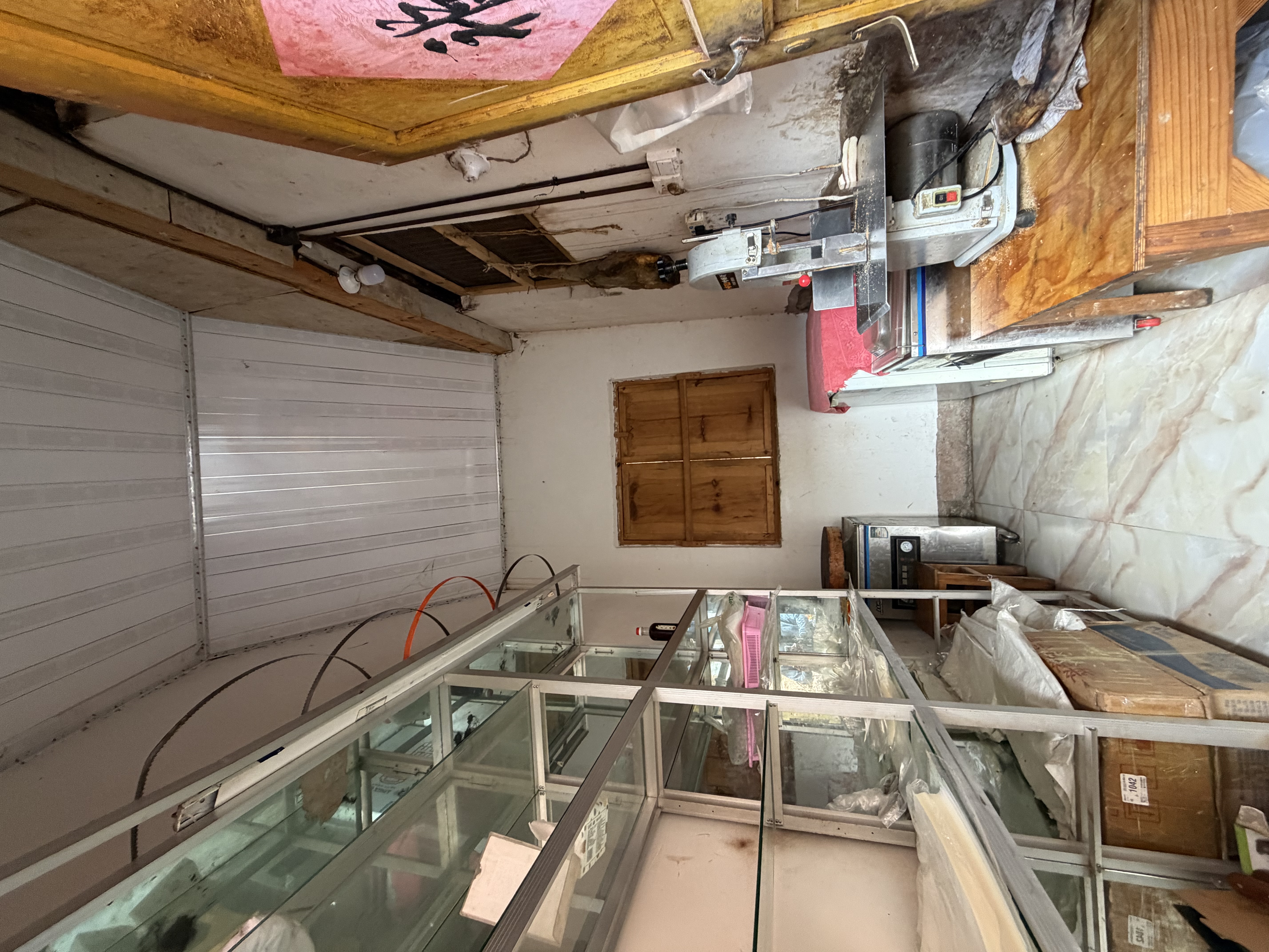 諾鄧村火腿店的玻璃展示櫃
