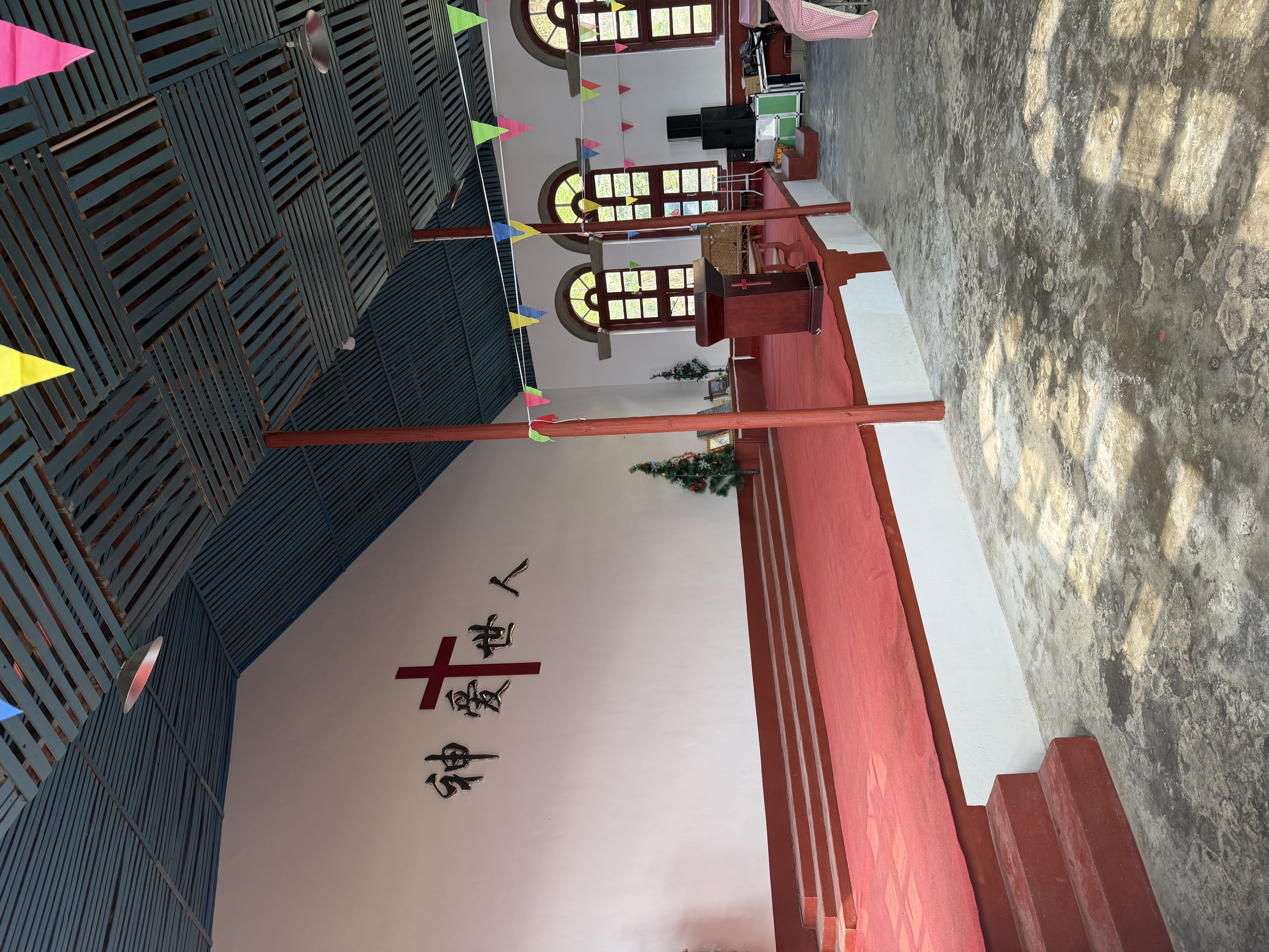 傈僳族教堂內部——彩色旗幟、紅色十字架