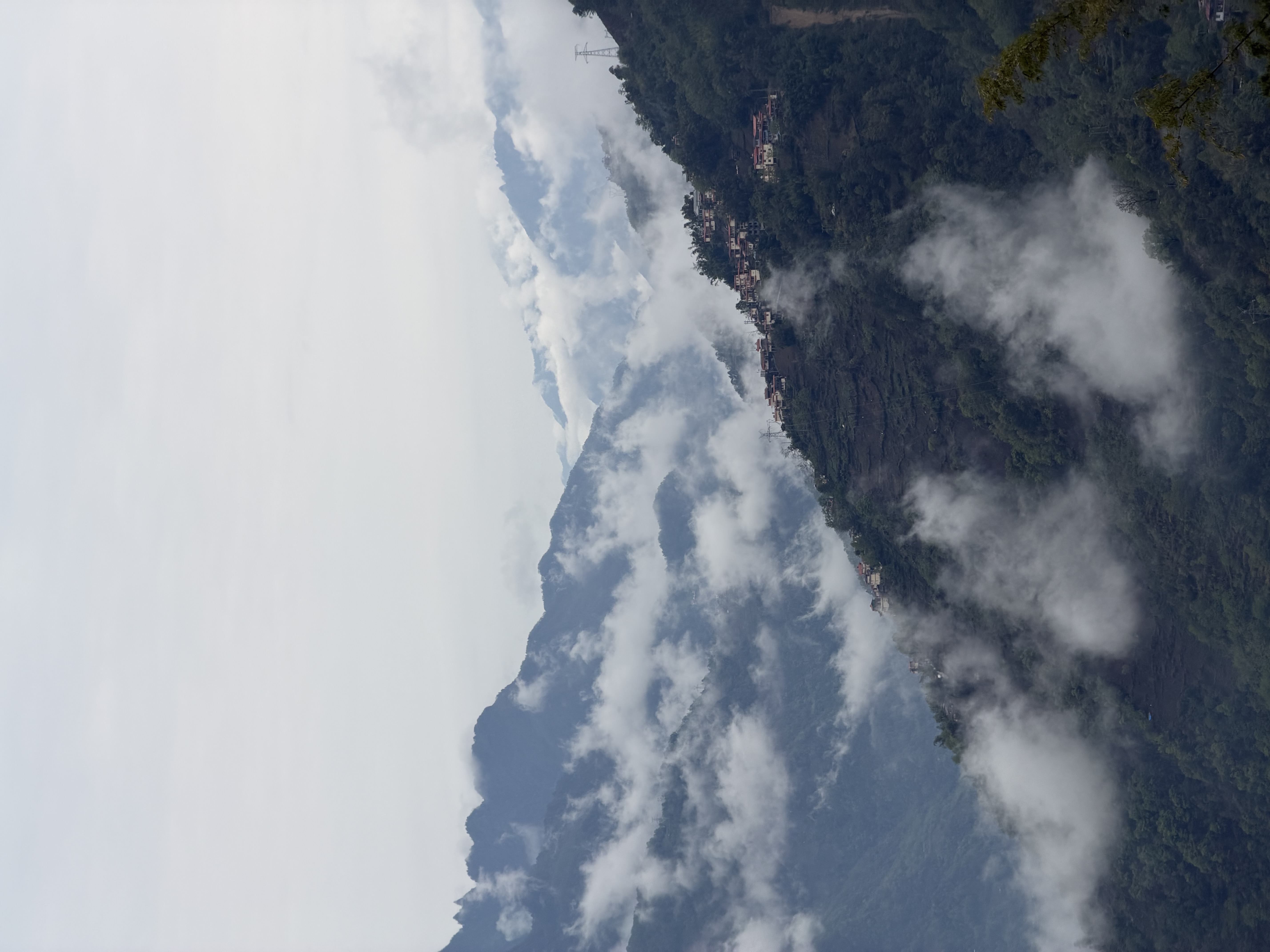 黃昏的怒江大峽谷——雲層與峭壁