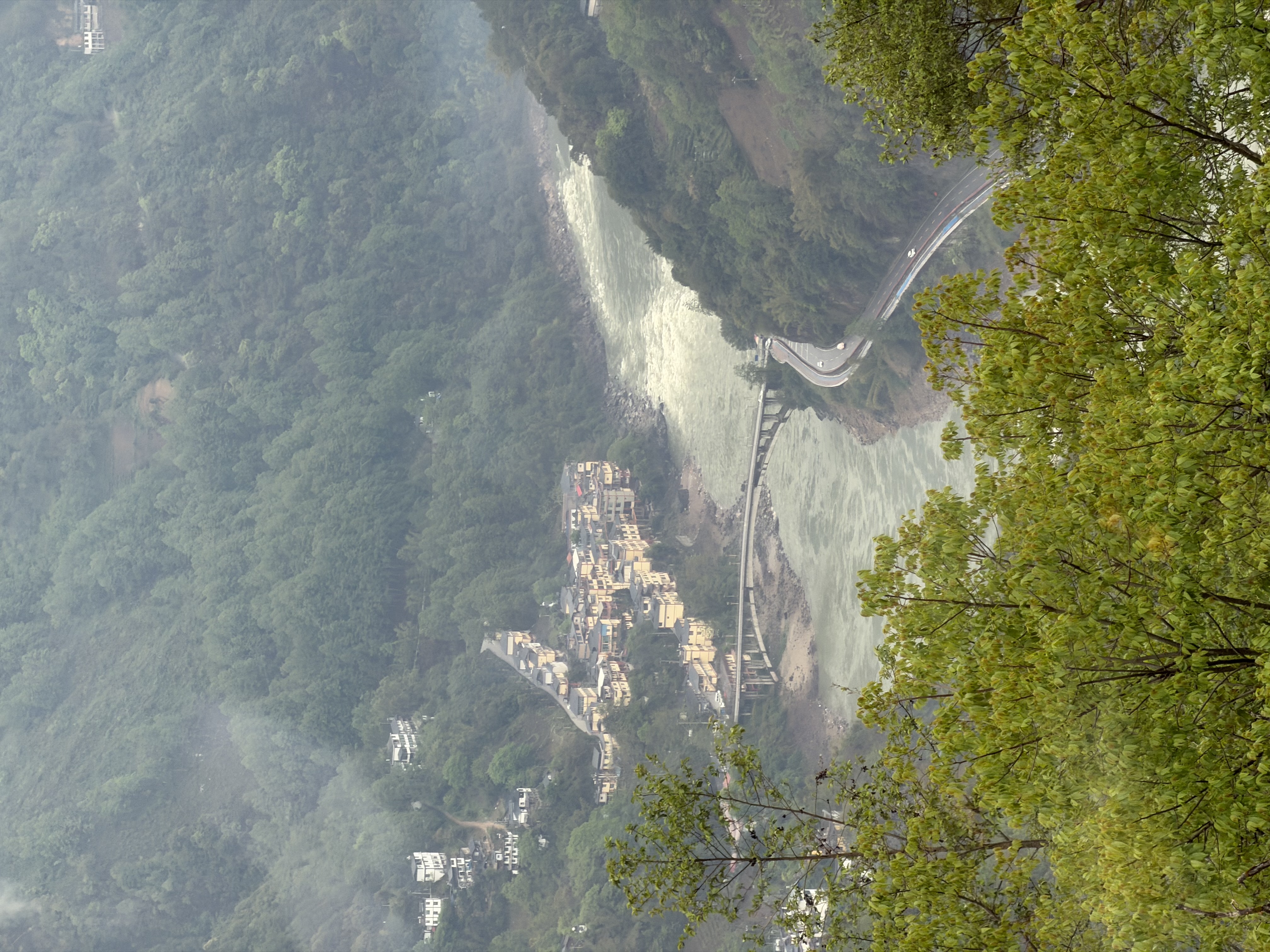 峽谷岩壁上的村落與蜿蜒山路