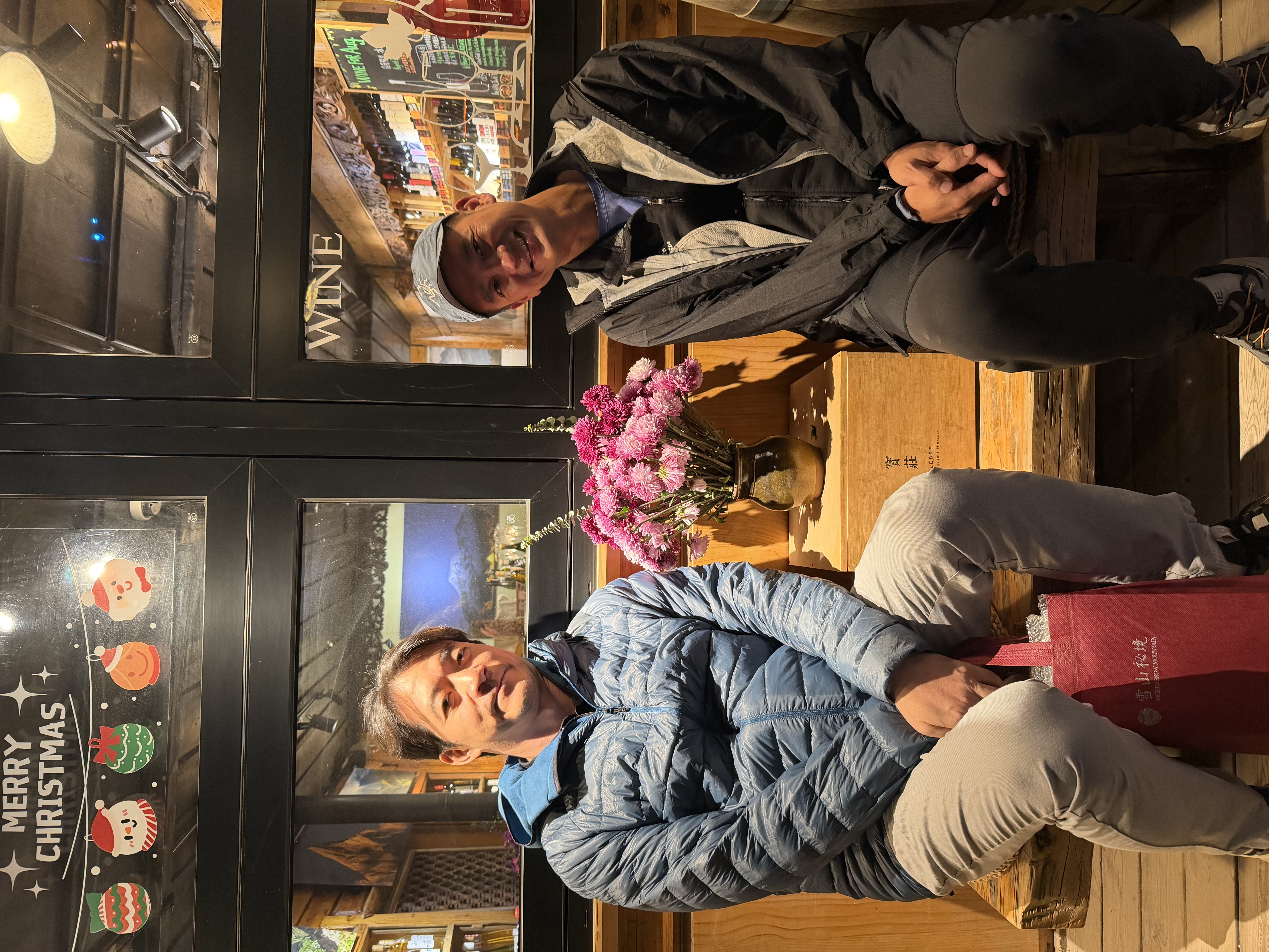 飛虎葡萄酒店門口——WINE標誌，聖誕貼紙