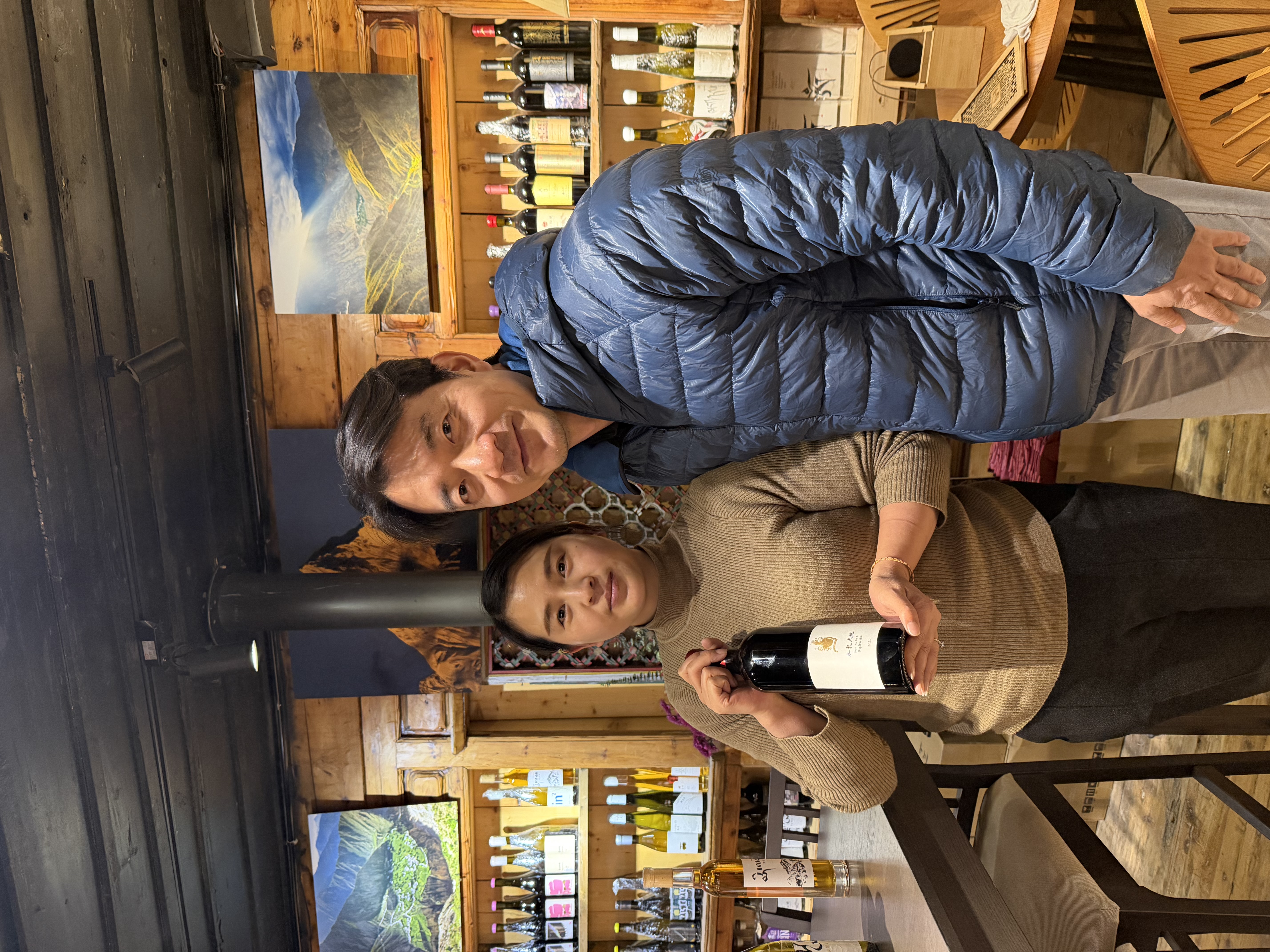 飛虎葡萄酒中心——Francis和女士手持水乳大地