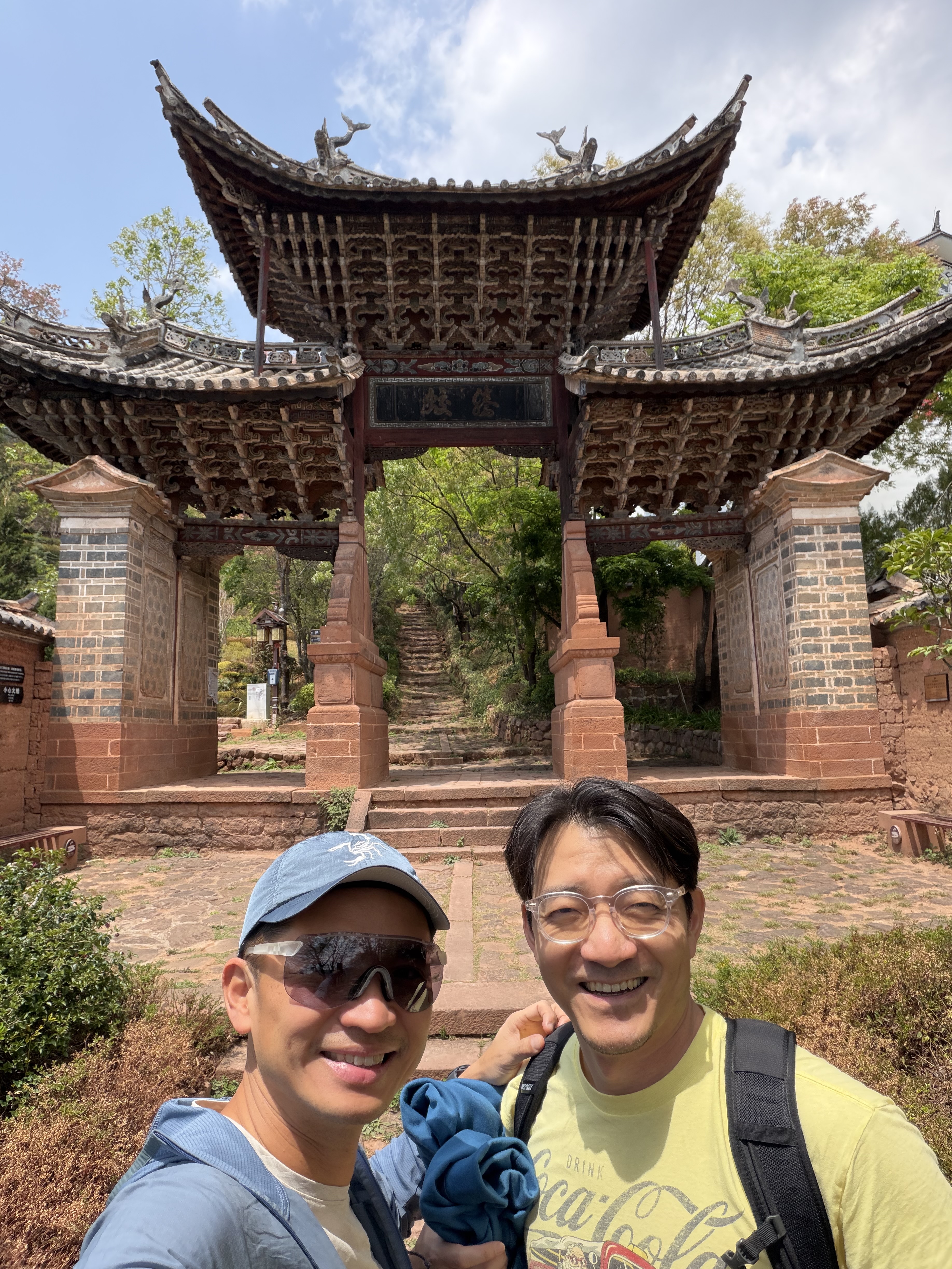 Francis和Hwan在諾鄧廟群牌坊前